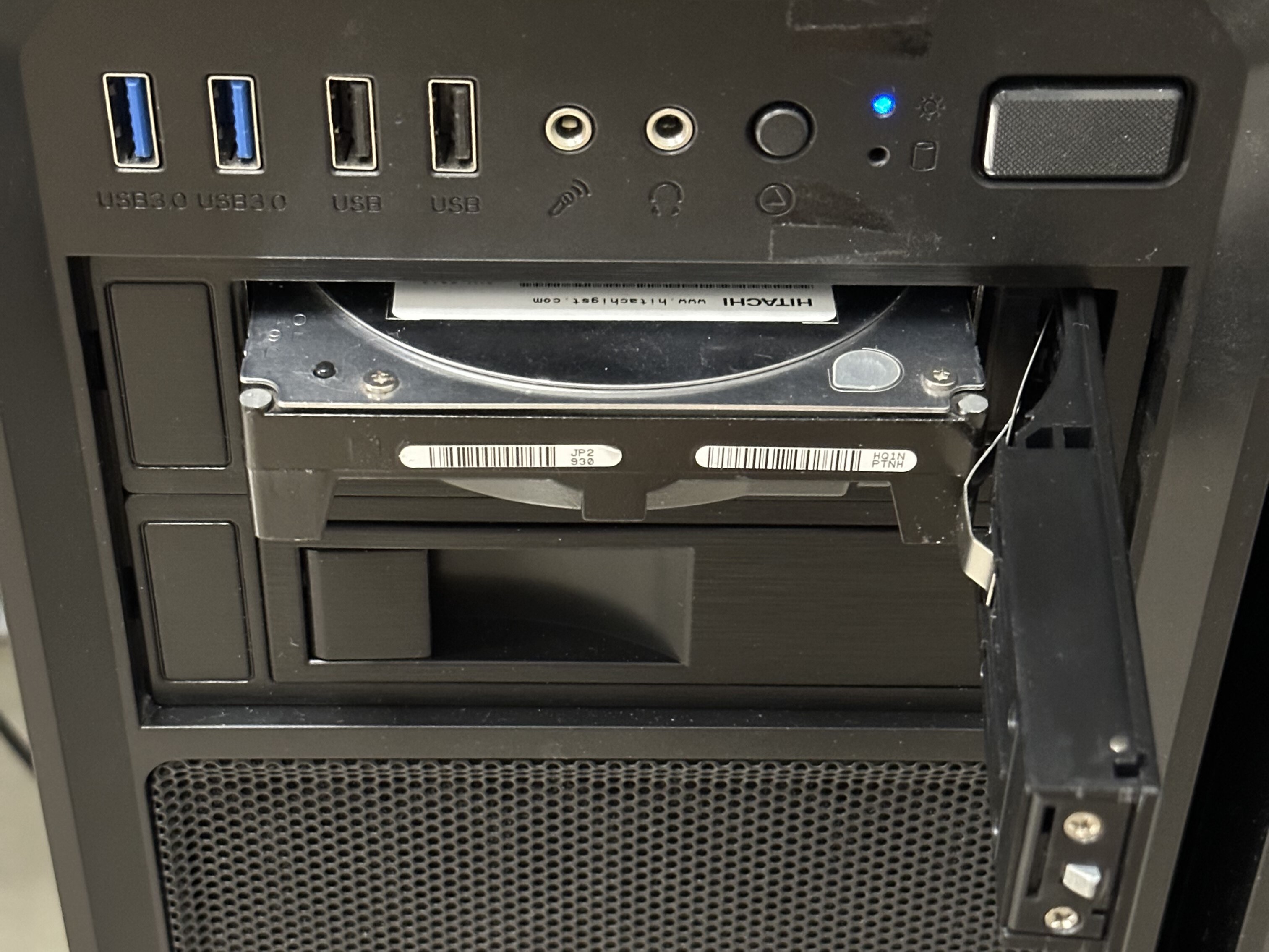 Hot-swappable HDD Bays